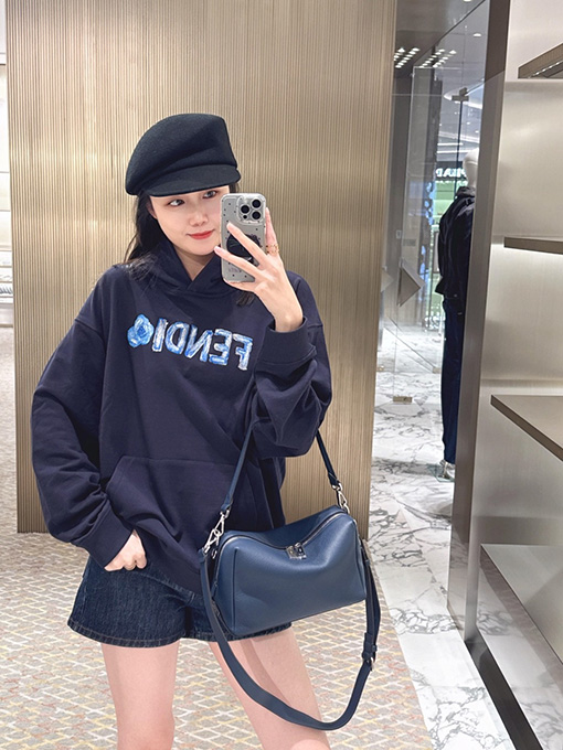 フェンディコピー FENDI 刺繍入り手描きロゴスウェットシャツ