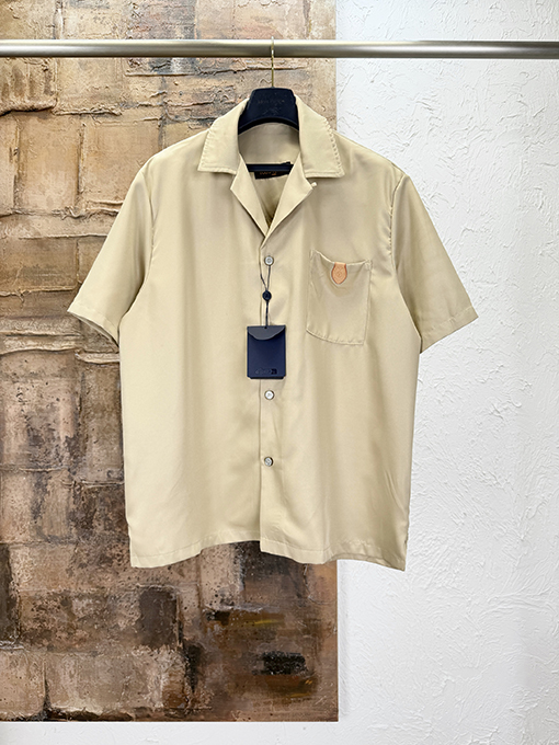 ルイヴィトン レザーロゴ半袖シャツ