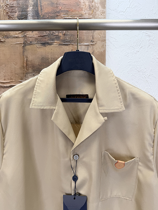 ルイヴィトン レザーロゴ半袖シャツ