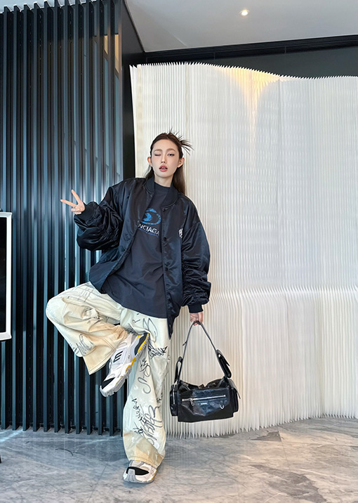 バレンシアガ BALENCIAGA PARIS 英字ロゴが刺繍されたベースボールスタイルのフライトジャケット