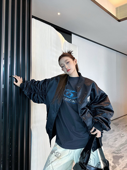 バレンシアガ BALENCIAGA PARIS 英字ロゴが刺繍されたベースボールスタイルのフライトジャケット