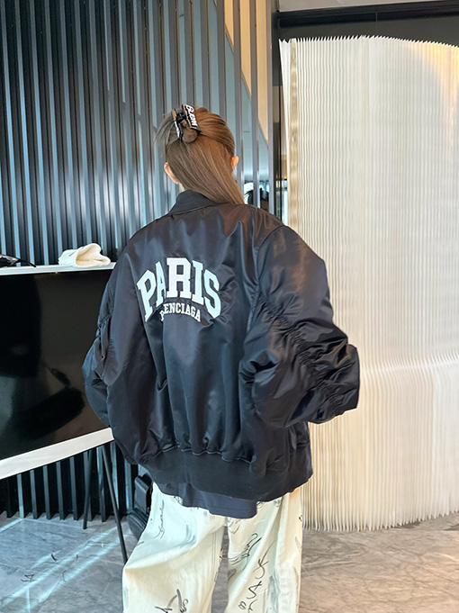 バレンシアガ BALENCIAGA PARIS 英字ロゴが刺繍されたベースボールスタイルのフライトジャケット