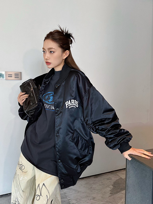 バレンシアガ BALENCIAGA PARIS 英字ロゴが刺繍されたベースボールスタイルのフライトジャケット