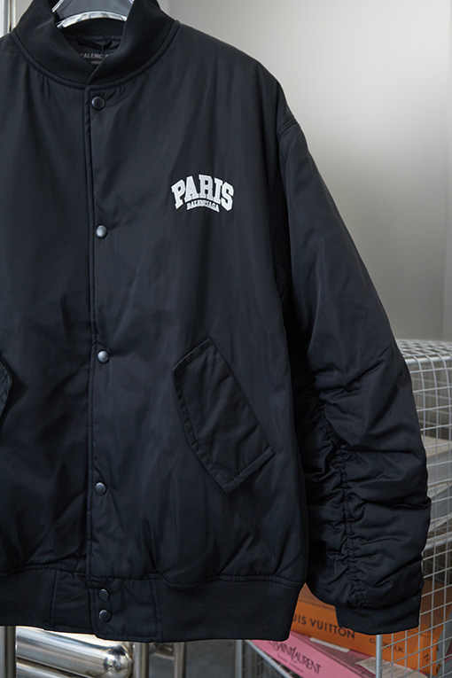 バレンシアガ BALENCIAGA PARIS 英字ロゴが刺繍されたベースボールスタイルのフライトジャケット