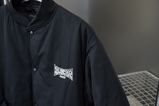 バレンシアガ BALENCIAGA くり抜きロゴ刺繍入りベースボールフライトジャケット