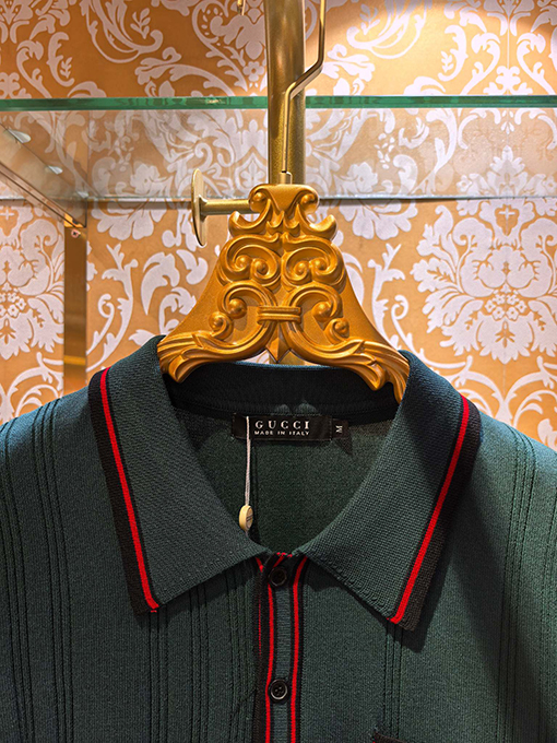 グッチ Gucci 胸に文字が刺繍されたニットセーター