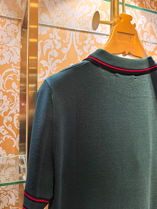 グッチ Gucci 胸に文字が刺繍されたニットセーター