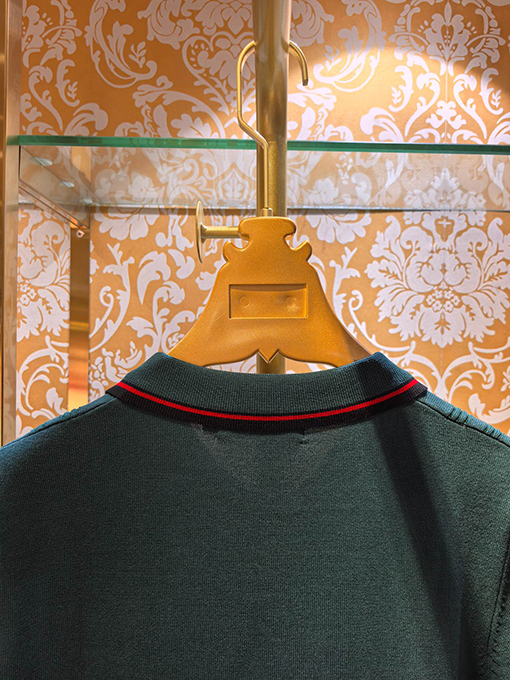 グッチ Gucci 胸に文字が刺繍されたニットセーター