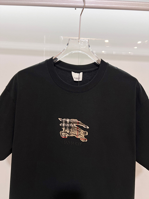 バーバリーコピー クラシックな刺繍のチェック柄軍馬ロゴクルーネック半袖Tシャツ