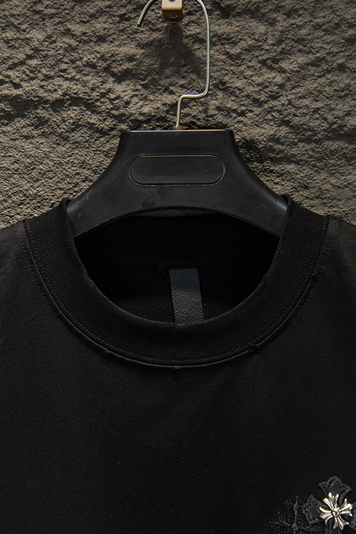 クロムハーツ 新作ダメージレザーと刺繍金具の半袖Tシャツ