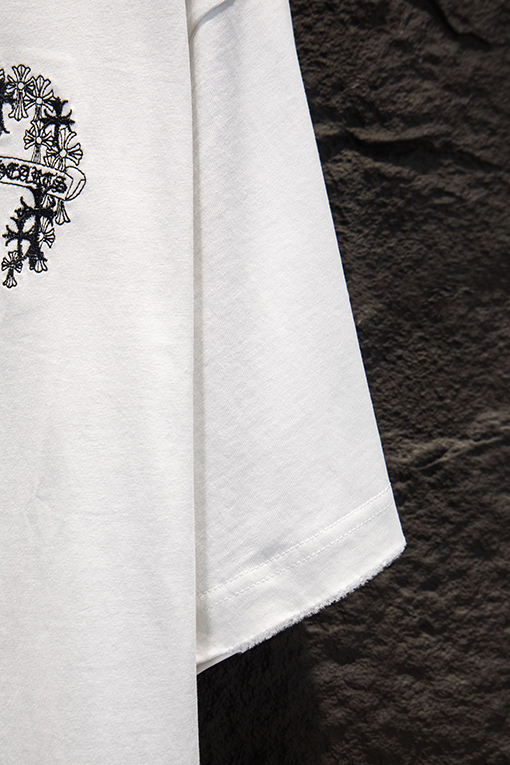 クロムハーツ ヘビーデューティーなダメージのアップリケ刺繍入り半袖Tシャツ