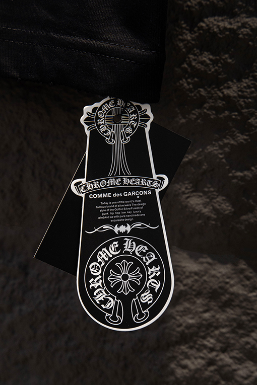 クロムハーツ ヘビーデューティーなダメージのアップリケ刺繍入り半袖Tシャツ