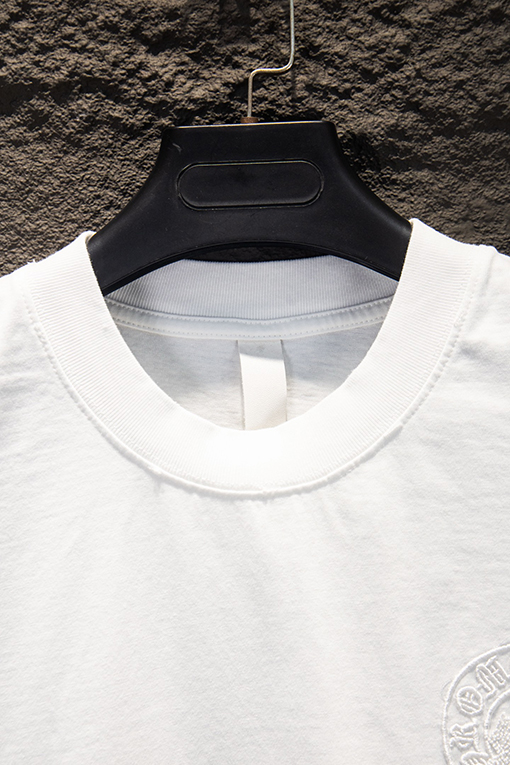 クロムハーツ 重工業なビーズと中空刺繍が施されたダメージ加工の半袖Tシャツ