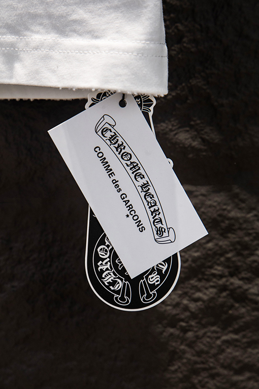 クロムハーツ 重工業なビーズと中空刺繍が施されたダメージ加工の半袖Tシャツ