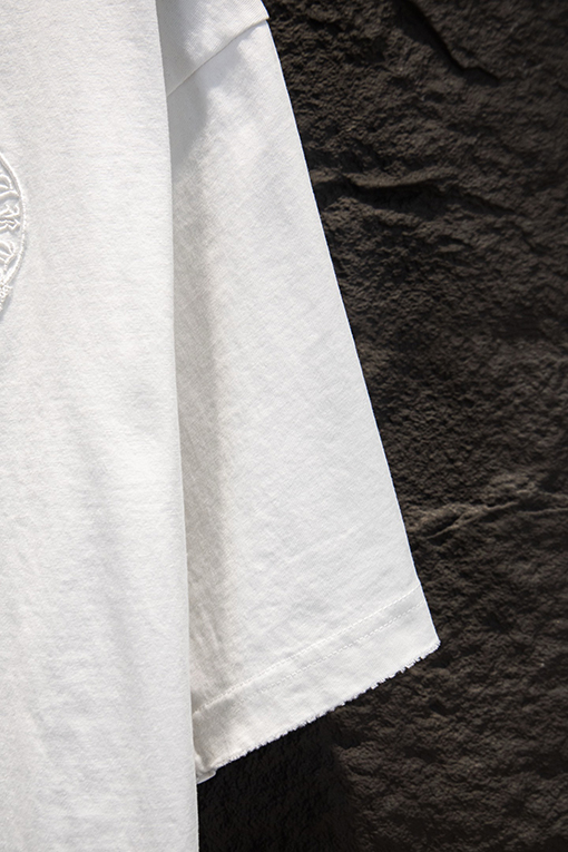 クロムハーツ 重工業なビーズと中空刺繍が施されたダメージ加工の半袖Tシャツ