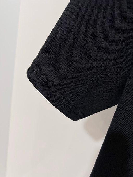 ディオール バラと文字のロゴが刺繍されたクラシックなカラーブロックのクルーネック半袖Tシャツ