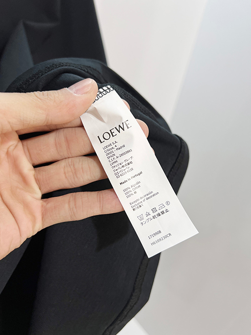 ディオール バラと文字のロゴが刺繍されたクラシックなカラーブロックのクルーネック半袖Tシャツ