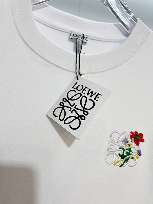 ディオール バラと文字のロゴが刺繍されたクラシックなカラーブロックのクルーネック半袖Tシャツ