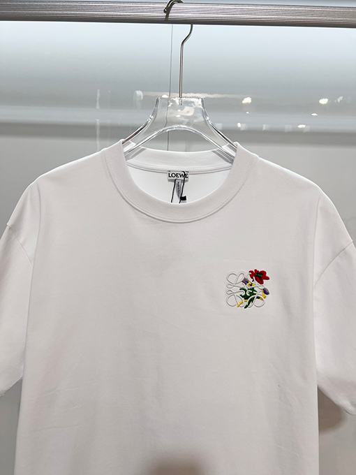 ディオール バラと文字のロゴが刺繍されたクラシックなカラーブロックのクルーネック半袖Tシャツ