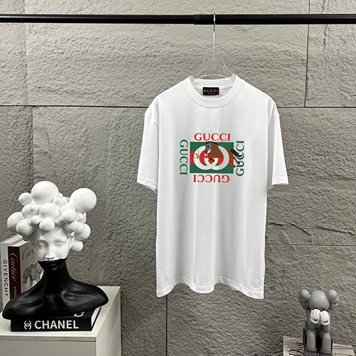 グッチ 胸元にダブルGのグッチロゴプリント馬年柄の半袖Tシャツ