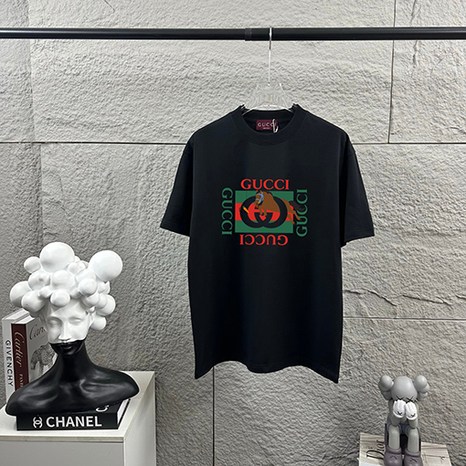 グッチ 胸元にダブルGのグッチロゴプリント馬年柄の半袖Tシャツ