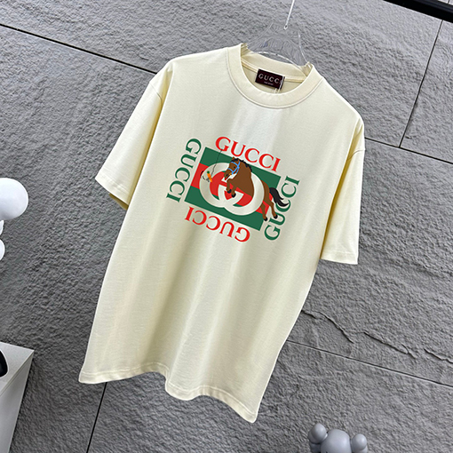 グッチ 胸元にダブルGのグッチロゴプリント馬年柄の半袖Tシャツ