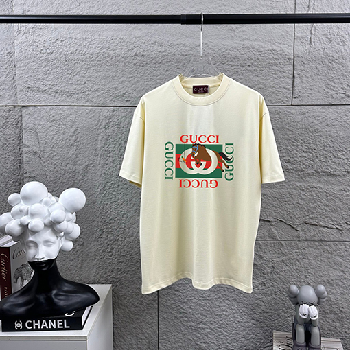 グッチ 胸元にダブルGのグッチロゴプリント馬年柄の半袖Tシャツ