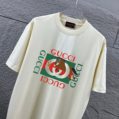 グッチ 胸元にダブルGのグッチロゴプリント馬年柄の半袖Tシャツ