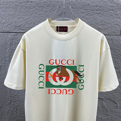 グッチ 胸元にダブルGのグッチロゴプリント馬年柄の半袖Tシャツ