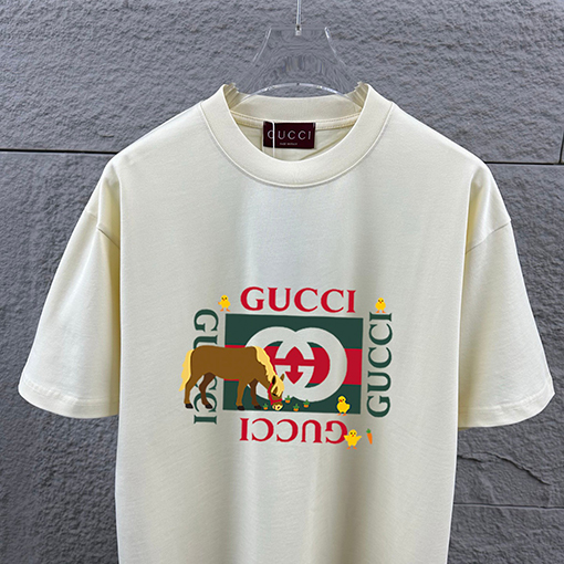 グッチ 新モデル胸元にダブルGのグッチロゴプリント馬年柄の半袖Tシャツ