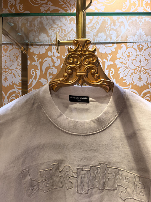 バレンシアガ BALENCIAGA 新作アップリケ刺繍がを半袖Tシャツ