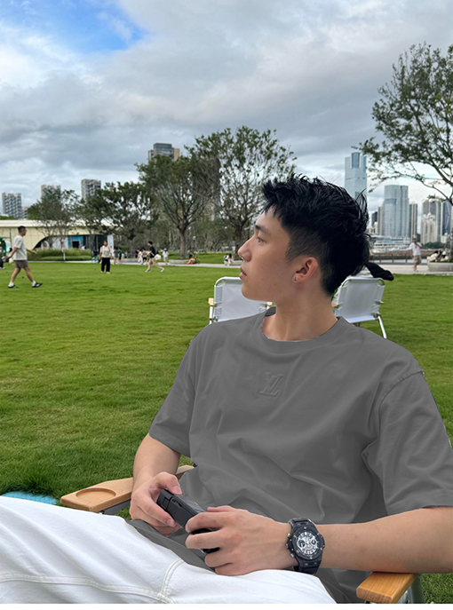 ルイヴィトン エンボスロゴ半袖Tシャツ