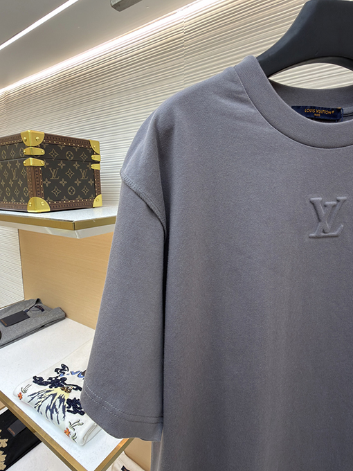 ルイヴィトン エンボスロゴ半袖Tシャツ