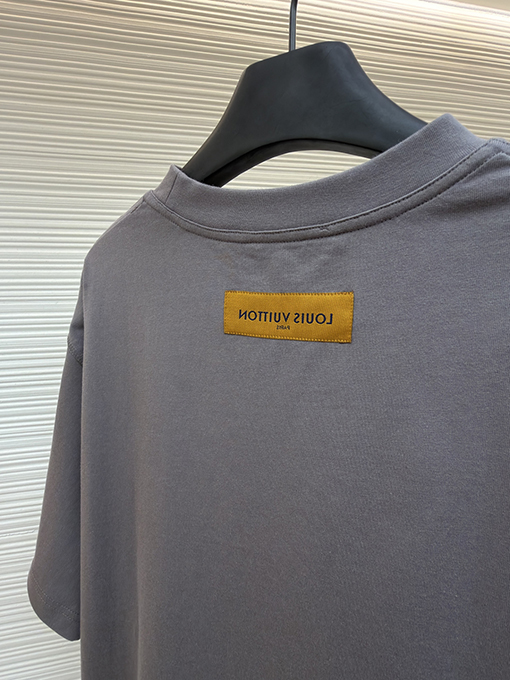 ルイヴィトン エンボスロゴ半袖Tシャツ