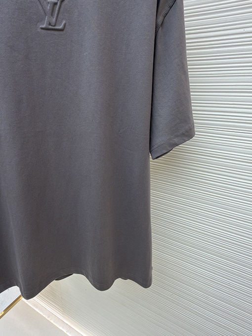 ルイヴィトン エンボスロゴ半袖Tシャツ
