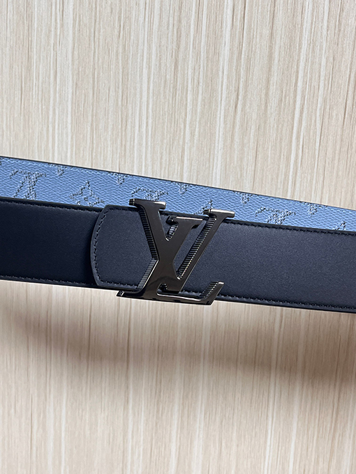 ルイヴィトン クラシックな質感の両面ベルト