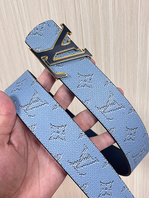 ルイヴィトン クラシックな質感の両面ベルト