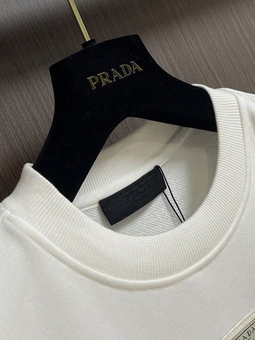 プラダ クラシック トライアングル メタル ロゴ クルーネックスウェットシャツ