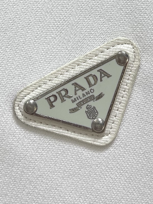 プラダ クラシック トライアングル メタル ロゴ クルーネックスウェットシャツ