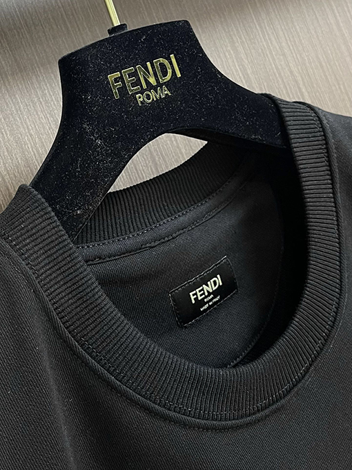 フェンディ シンプルなクルーネックの長袖スポーツシャツ