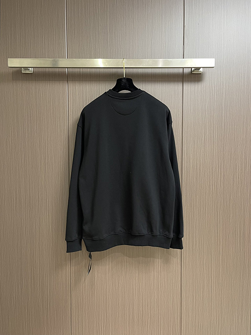 フェンディ シンプルなクルーネックの長袖スポーツシャツ