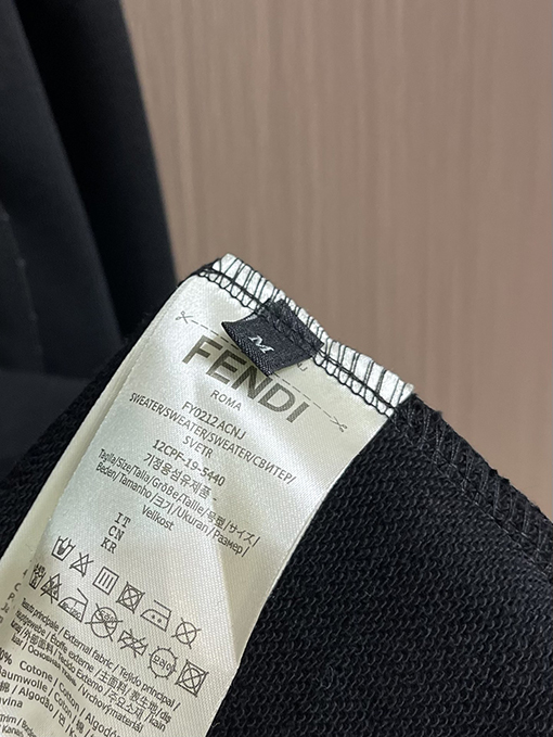 フェンディ シンプルなクルーネックの長袖スポーツシャツ