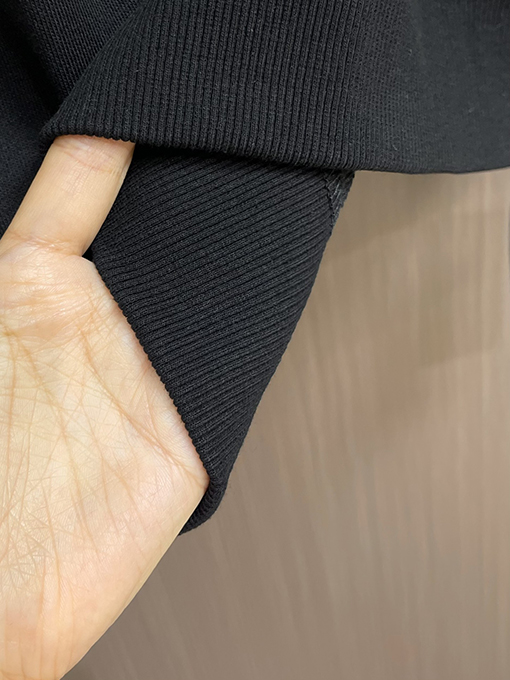 フェンディ シンプルなクルーネックの長袖スポーツシャツ