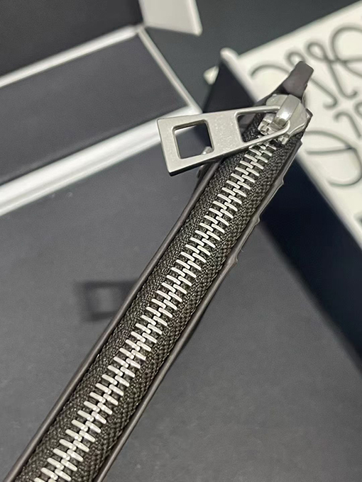 ロエベスーパーコピー 新しいメンズジッパー付きパンタカードホルダー