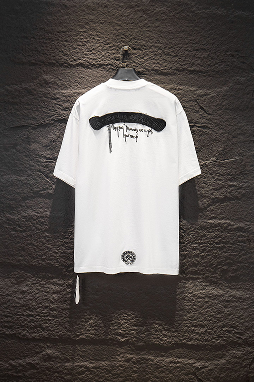 クロムハーツ ヘビーデューティーなダメージとウォッシュをしたアップリケ刺繍の半袖Tシャツ