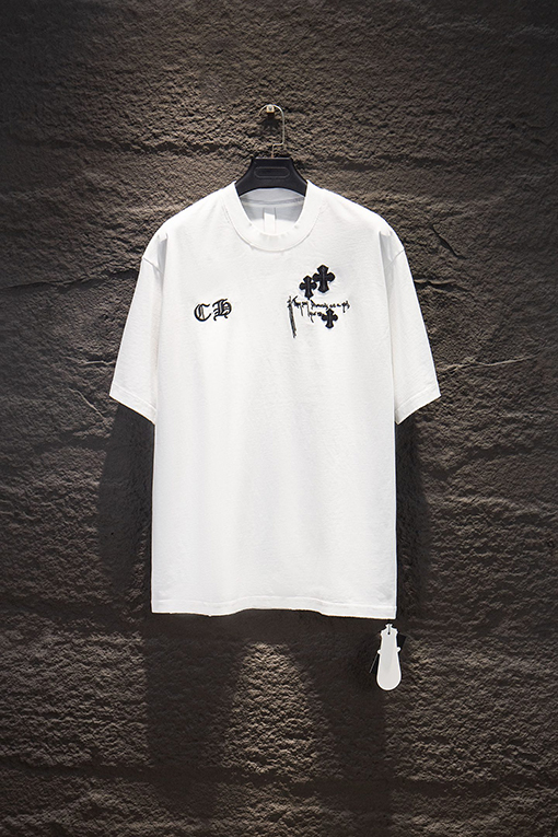 クロムハーツ ヘビーデューティーなダメージとウォッシュをしたアップリケ刺繍の半袖Tシャツ