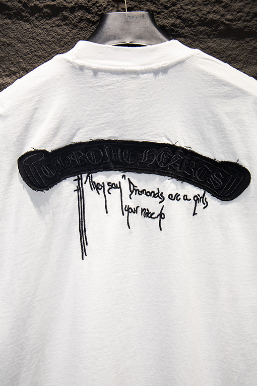 クロムハーツ ヘビーデューティーなダメージとウォッシュをしたアップリケ刺繍の半袖Tシャツ