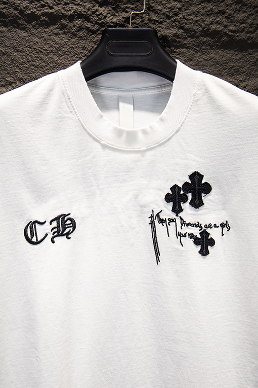 クロムハーツ ヘビーデューティーなダメージとウォッシュをしたアップリケ刺繍の半袖Tシャツ