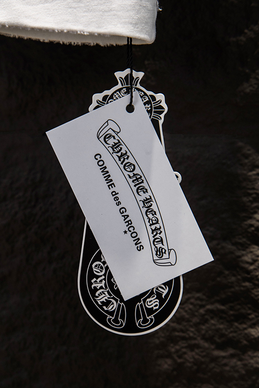 クロムハーツ ヘビーデューティーなダメージとウォッシュをしたアップリケ刺繍の半袖Tシャツ