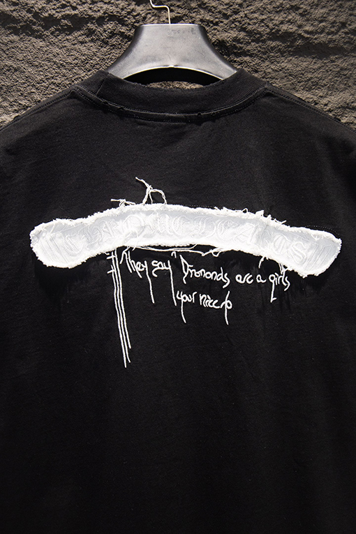 クロムハーツ ヘビーデューティーなダメージとウォッシュをしたアップリケ刺繍の半袖Tシャツ